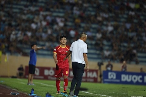 Hi hữu: Trọng tài thay nhầm cầu thủ ở V.League Hi hữu: Trọng tài thay nhầm cầu thủ ở V.League