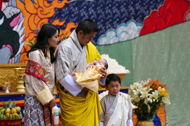 Vợ chồng Hoàng hậu 'vạn người mê' Bhutan chính thức công bố tên con trai thứ 2 và loạt ảnh hiện tại của đứa trẻ khiến dân mạng xuýt xoa - 1 Vợ chồng Hoàng hậu 'vạn người mê' Bhutan chính thức công bố tên con trai thứ 2 và loạt ảnh hiện tại của đứa trẻ khiến dân mạng xuýt xoa - 1