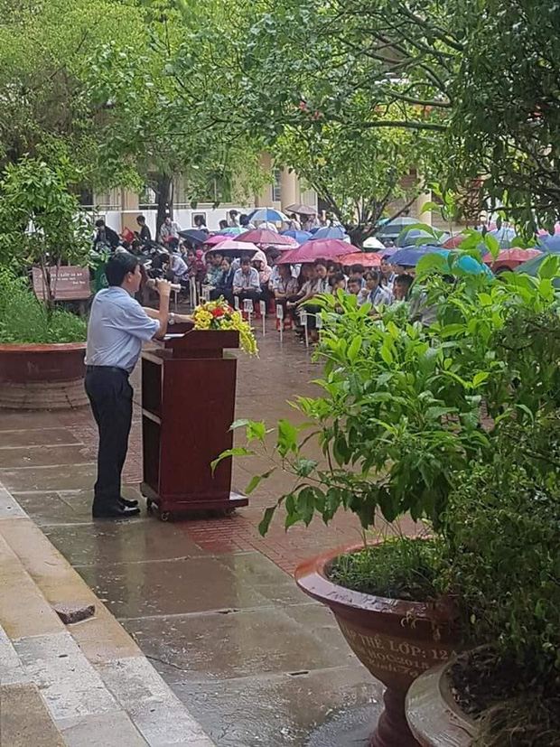Dân mạng bồi hồi xúc động trước khoảnh khắc thầy hiệu trưởng đứng dưới mưa phát biểu trong tiết chào cờ cuối cùng của học sinh lớp 12 Dân mạng bồi hồi xúc động trước khoảnh khắc thầy hiệu trưởng đứng dưới mưa phát biểu trong tiết chào cờ cuối cùng của học sinh lớp 12