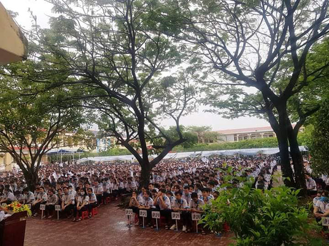Dân mạng bồi hồi xúc động trước khoảnh khắc thầy hiệu trưởng đứng dưới mưa phát biểu trong tiết chào cờ cuối cùng của học sinh lớp 12 - 2 Dân mạng bồi hồi xúc động trước khoảnh khắc thầy hiệu trưởng đứng dưới mưa phát biểu trong tiết chào cờ cuối cùng của học sinh lớp 12 - 2