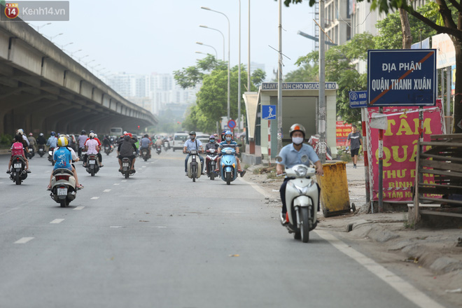 Ảnh, clip: Dòng người thản nhiên nối đuôi nhau đi ngược chiều hàng cây số ở Hà Nội - 8 Ảnh, clip: Dòng người thản nhiên nối đuôi nhau đi ngược chiều hàng cây số ở Hà Nội - 8