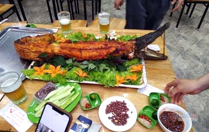 Cá sấu nguyên con rẻ như rau, nướng ăn liền ngày bán 2 tạ - 9 Cá sấu nguyên con rẻ như rau, nướng ăn liền ngày bán 2 tạ - 9