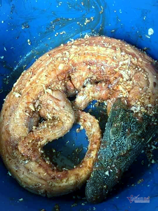 Cá sấu nguyên con rẻ như rau, nướng ăn liền ngày bán 2 tạ - 4 Cá sấu nguyên con rẻ như rau, nướng ăn liền ngày bán 2 tạ - 4