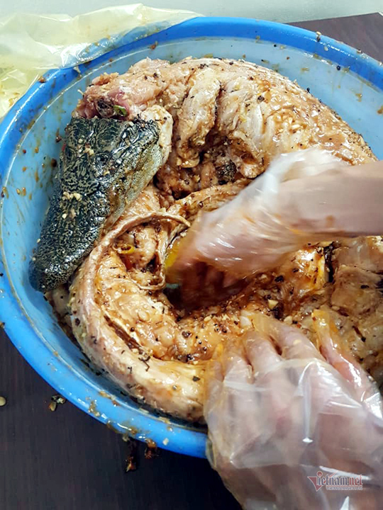 Cá sấu nguyên con rẻ như rau, nướng ăn liền ngày bán 2 tạ - 3 Cá sấu nguyên con rẻ như rau, nướng ăn liền ngày bán 2 tạ - 3
