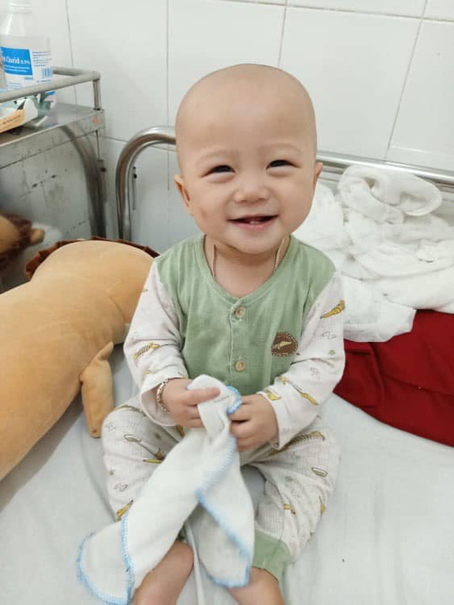 Em bé 14 tháng tuổi mang trong mình 2 loại ung thư: 'Chừng nào còn được nhìn thấy nụ cười của con, chúng tôi còn cố gắng' - 4 Em bé 14 tháng tuổi mang trong mình 2 loại ung thư: 'Chừng nào còn được nhìn thấy nụ cười của con, chúng tôi còn cố gắng' - 4