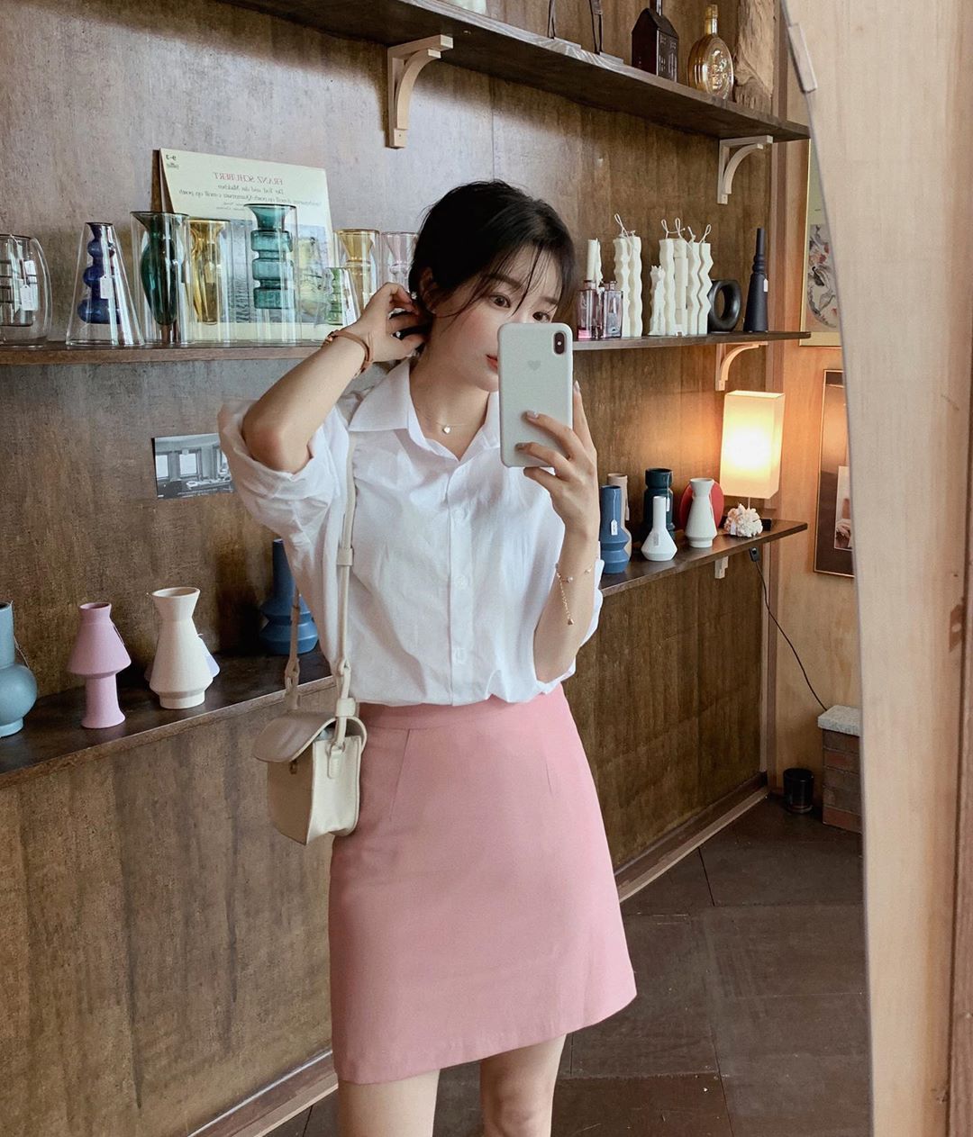 Bất ngờ chưa, các BTV thời trang chỉ tập trung đầu tư vào đúng 3 items là điểm sang xịn tăng mạnh Bất ngờ chưa, các BTV thời trang chỉ tập trung đầu tư vào đúng 3 items là điểm sang xịn tăng mạnh
