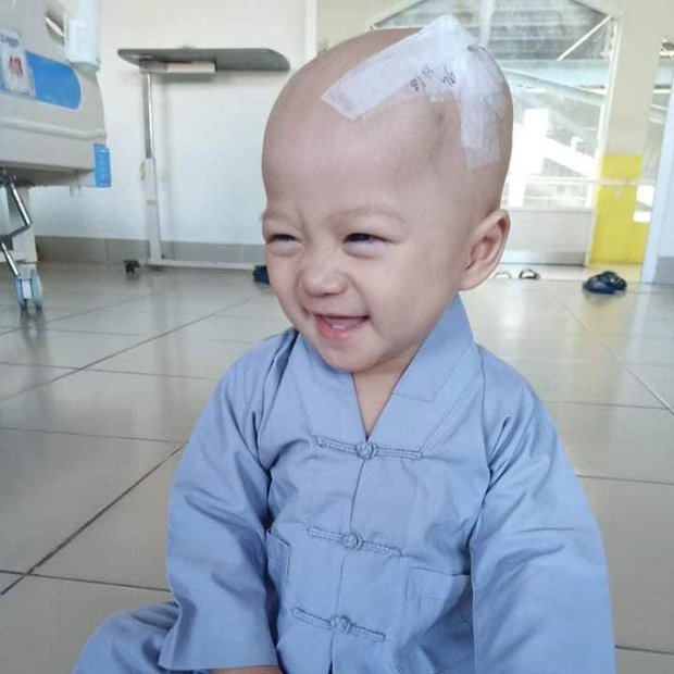 Em bé 14 tháng tuổi mang trong mình 2 loại ung thư: 'Chừng nào còn được nhìn thấy nụ cười của con, chúng tôi còn cố gắng' Em bé 14 tháng tuổi mang trong mình 2 loại ung thư: 'Chừng nào còn được nhìn thấy nụ cười của con, chúng tôi còn cố gắng'