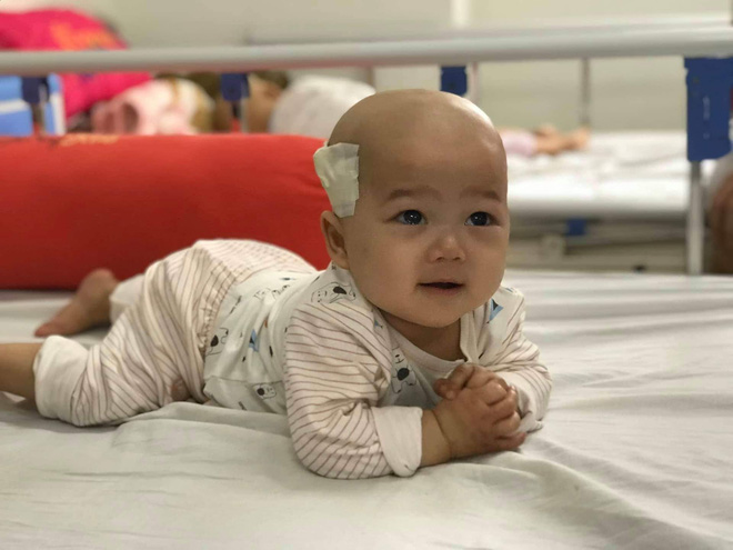Em bé 14 tháng tuổi mang trong mình 2 loại ung thư: 'Chừng nào còn được nhìn thấy nụ cười của con, chúng tôi còn cố gắng' - 3 Em bé 14 tháng tuổi mang trong mình 2 loại ung thư: 'Chừng nào còn được nhìn thấy nụ cười của con, chúng tôi còn cố gắng' - 3