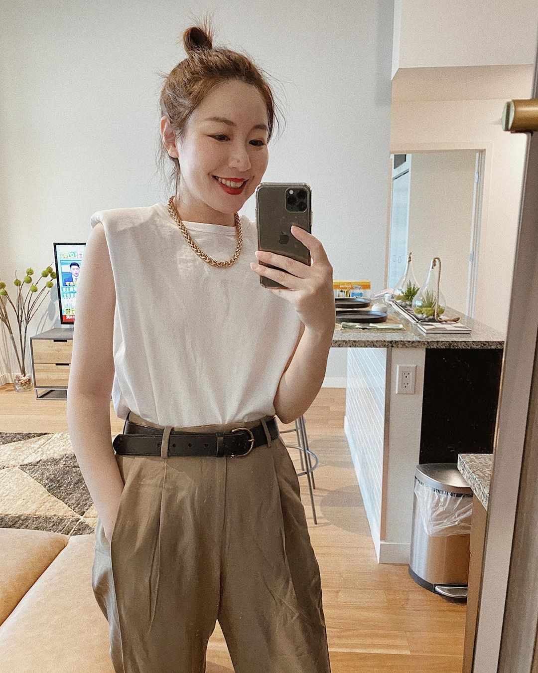 Bất ngờ chưa, các BTV thời trang chỉ tập trung đầu tư vào đúng 3 items là điểm sang xịn tăng mạnh - 4 Bất ngờ chưa, các BTV thời trang chỉ tập trung đầu tư vào đúng 3 items là điểm sang xịn tăng mạnh - 4