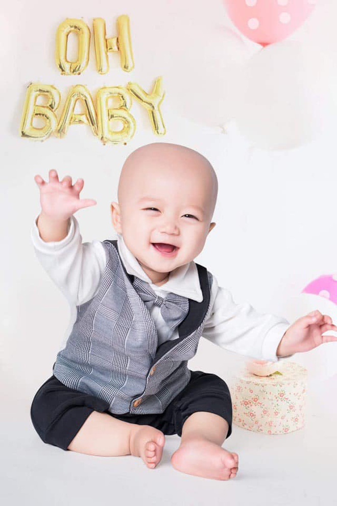 Em bé 14 tháng tuổi mang trong mình 2 loại ung thư: 'Chừng nào còn được nhìn thấy nụ cười của con, chúng tôi còn cố gắng' - 2 Em bé 14 tháng tuổi mang trong mình 2 loại ung thư: 'Chừng nào còn được nhìn thấy nụ cười của con, chúng tôi còn cố gắng' - 2