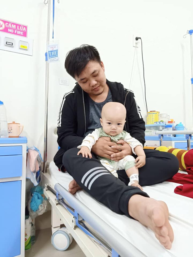 Em bé 14 tháng tuổi mang trong mình 2 loại ung thư: 'Chừng nào còn được nhìn thấy nụ cười của con, chúng tôi còn cố gắng' - 5 Em bé 14 tháng tuổi mang trong mình 2 loại ung thư: 'Chừng nào còn được nhìn thấy nụ cười của con, chúng tôi còn cố gắng' - 5