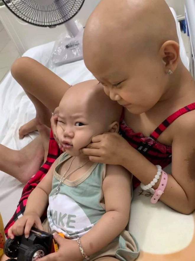 Em bé 14 tháng tuổi mang trong mình 2 loại ung thư: 'Chừng nào còn được nhìn thấy nụ cười của con, chúng tôi còn cố gắng' - 1 Em bé 14 tháng tuổi mang trong mình 2 loại ung thư: 'Chừng nào còn được nhìn thấy nụ cười của con, chúng tôi còn cố gắng' - 1