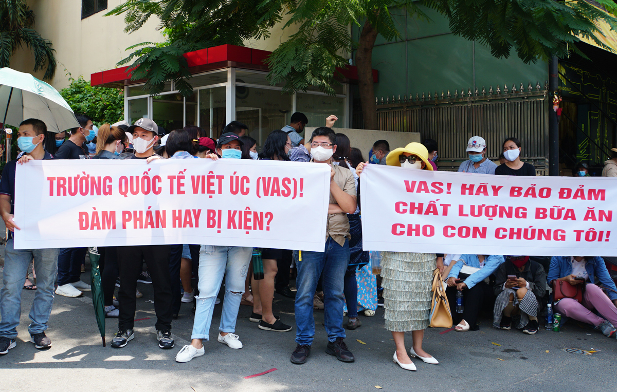 Nhiều phụ huynh trường Quốc tế Việt Úc sốc nặng khi nhận thư 'không thể tiếp tục tiếp nhận', dù học phí đã đóng đầy đủ và con đang học cuối cấp - 3 Nhiều phụ huynh trường Quốc tế Việt Úc sốc nặng khi nhận thư 'không thể tiếp tục tiếp nhận', dù học phí đã đóng đầy đủ và con đang học cuối cấp - 3