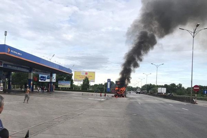 Xe đầu kéo bốc cháy dữ dội trước cây xăng trên Quốc lộ 1A Xe đầu kéo bốc cháy dữ dội trước cây xăng trên Quốc lộ 1A