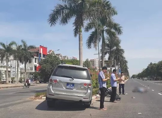 Xe biển xanh tỉnh uỷ Nghệ An đâm văng cô gái đi xe máy điện - 1 Xe biển xanh tỉnh uỷ Nghệ An đâm văng cô gái đi xe máy điện - 1
