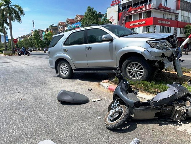 Xe biển xanh tỉnh uỷ Nghệ An đâm văng cô gái đi xe máy điện Xe biển xanh tỉnh uỷ Nghệ An đâm văng cô gái đi xe máy điện