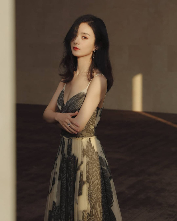 Triệu Lệ Dĩnh tiếp tục gây thương nhớ với nhan sắc thăng hạng vùn vụt trong bộ hình mới - 3 Triệu Lệ Dĩnh tiếp tục gây thương nhớ với nhan sắc thăng hạng vùn vụt trong bộ hình mới - 3