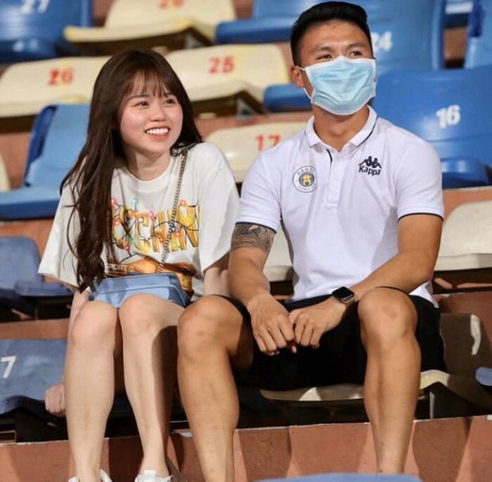 Quang Hải và Huỳnh Anh công khai 'tình tứ' sau scandal, Nhật Lê bỗng đăng trạng thái 'cực gắt' - 1 Quang Hải và Huỳnh Anh công khai 'tình tứ' sau scandal, Nhật Lê bỗng đăng trạng thái 'cực gắt' - 1