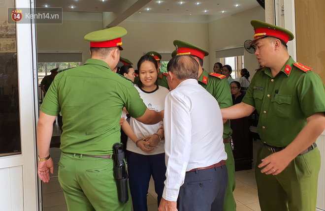 Bố của nữ chủ mưu 'giết người, đổ bê tông' gào khóc sau khi con nhận bản án tử hình - 11 Bố của nữ chủ mưu 'giết người, đổ bê tông' gào khóc sau khi con nhận bản án tử hình - 11