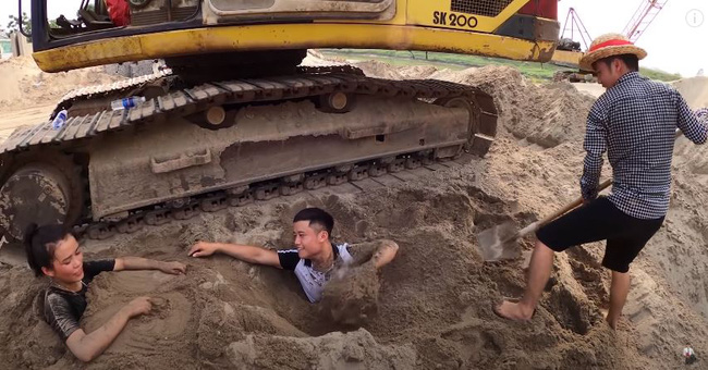 Con trai bà Tân Vlog lại bày trò nghịch dại, đắp mộ, thắp hương cho em trai còn sống khiến dân tình phẫn nộ - 1 Con trai bà Tân Vlog lại bày trò nghịch dại, đắp mộ, thắp hương cho em trai còn sống khiến dân tình phẫn nộ - 1