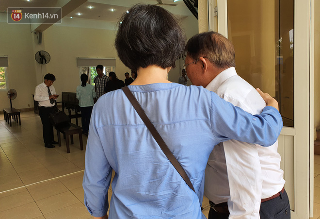 Bố của nữ chủ mưu 'giết người, đổ bê tông' gào khóc sau khi con nhận bản án tử hình - 17 Bố của nữ chủ mưu 'giết người, đổ bê tông' gào khóc sau khi con nhận bản án tử hình - 17