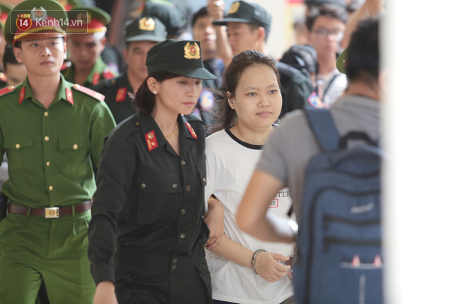 Bố của nữ chủ mưu 'giết người, đổ bê tông' gào khóc sau khi con nhận bản án tử hình - 9 Bố của nữ chủ mưu 'giết người, đổ bê tông' gào khóc sau khi con nhận bản án tử hình - 9