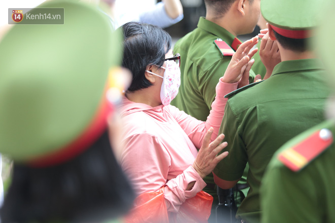 Bố của nữ chủ mưu 'giết người, đổ bê tông' gào khóc sau khi con nhận bản án tử hình - 14 Bố của nữ chủ mưu 'giết người, đổ bê tông' gào khóc sau khi con nhận bản án tử hình - 14