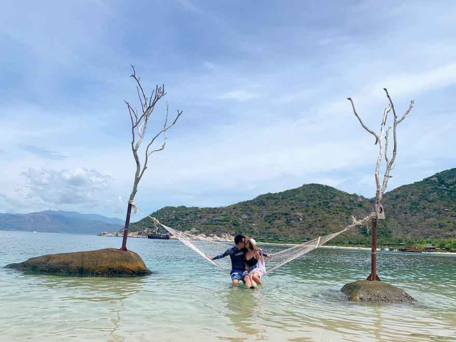 Diện bikini một mảnh, 'bà mẹ 3 con' Ốc Thanh Vân khoe đường cong đầy quyến rũ - 2 Diện bikini một mảnh, 'bà mẹ 3 con' Ốc Thanh Vân khoe đường cong đầy quyến rũ - 2
