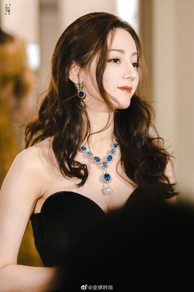Địch Lệ Nhiệt Ba gây bão Weibo với loạt khoảnh khắc đẹp 'ná thở' trong sự kiện thời trang nhưng nhan sắc thật liệu có được như lời đồn? - 11 Địch Lệ Nhiệt Ba gây bão Weibo với loạt khoảnh khắc đẹp 'ná thở' trong sự kiện thời trang nhưng nhan sắc thật liệu có được như lời đồn? - 11
