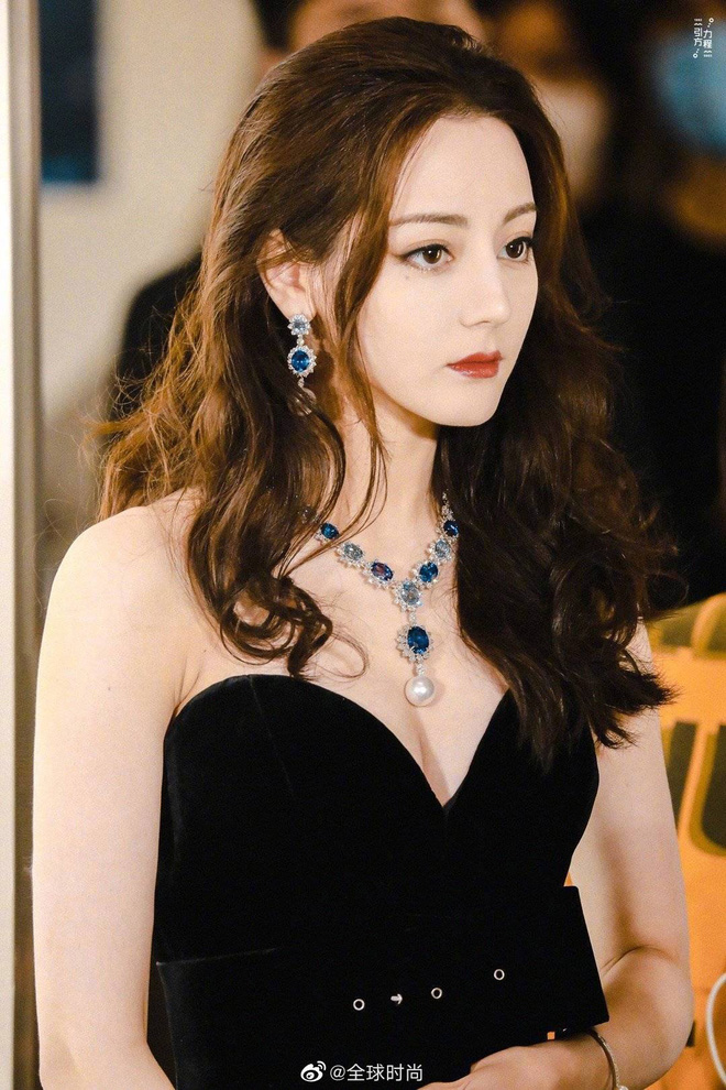 Địch Lệ Nhiệt Ba gây bão Weibo với loạt khoảnh khắc đẹp 'ná thở' trong sự kiện thời trang nhưng nhan sắc thật liệu có được như lời đồn? - 8 Địch Lệ Nhiệt Ba gây bão Weibo với loạt khoảnh khắc đẹp 'ná thở' trong sự kiện thời trang nhưng nhan sắc thật liệu có được như lời đồn? - 8