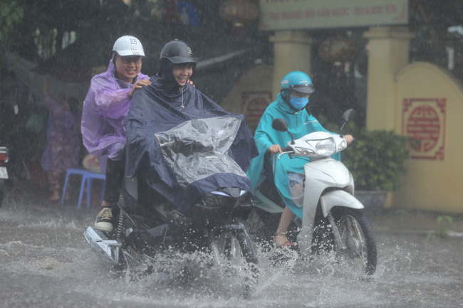 Ảnh: Người dân Hà Nội đón 'mưa vàng' giải nhiệt lúc sáng sớm - 7 Ảnh: Người dân Hà Nội đón 'mưa vàng' giải nhiệt lúc sáng sớm - 7