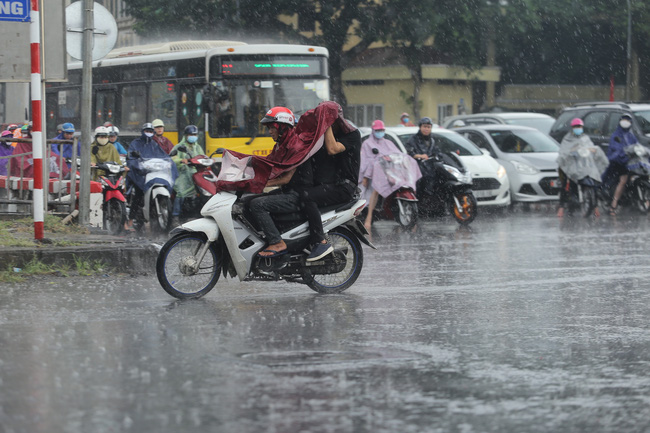 Ảnh: Người dân Hà Nội đón 'mưa vàng' giải nhiệt lúc sáng sớm - 15 Ảnh: Người dân Hà Nội đón 'mưa vàng' giải nhiệt lúc sáng sớm - 15