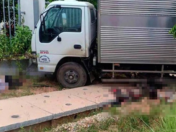 Xe máy kẹp 3 đấu đầu ôtô tải, 2 người tử vong tại chỗ Xe máy kẹp 3 đấu đầu ôtô tải, 2 người tử vong tại chỗ