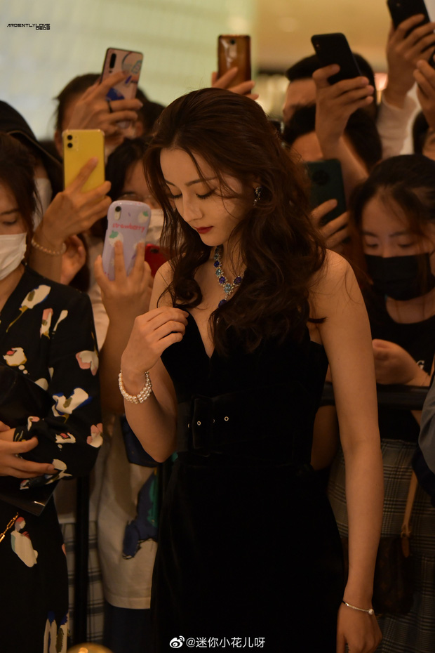 Địch Lệ Nhiệt Ba gây bão Weibo với loạt khoảnh khắc đẹp 'ná thở' trong sự kiện thời trang nhưng nhan sắc thật liệu có được như lời đồn? - 7 Địch Lệ Nhiệt Ba gây bão Weibo với loạt khoảnh khắc đẹp 'ná thở' trong sự kiện thời trang nhưng nhan sắc thật liệu có được như lời đồn? - 7