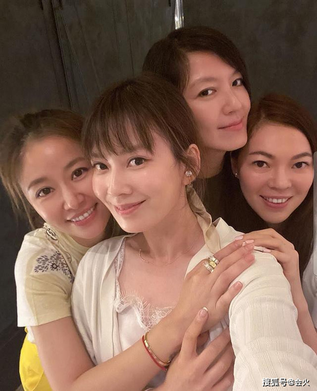 Giữa nghi vấn ly hôn, Lâm Tâm Như lại bị soi ra hàng loạt biểu hiện lạ: Không chụp hình chung với Hoắc Kiến Hoa, vô tư ôm người đàn ông khác - 2 Giữa nghi vấn ly hôn, Lâm Tâm Như lại bị soi ra hàng loạt biểu hiện lạ: Không chụp hình chung với Hoắc Kiến Hoa, vô tư ôm người đàn ông khác - 2
