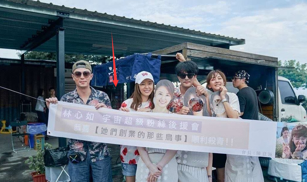 Giữa nghi vấn ly hôn, Lâm Tâm Như lại bị soi ra hàng loạt biểu hiện lạ: Không chụp hình chung với Hoắc Kiến Hoa, vô tư ôm người đàn ông khác - 4 Giữa nghi vấn ly hôn, Lâm Tâm Như lại bị soi ra hàng loạt biểu hiện lạ: Không chụp hình chung với Hoắc Kiến Hoa, vô tư ôm người đàn ông khác - 4