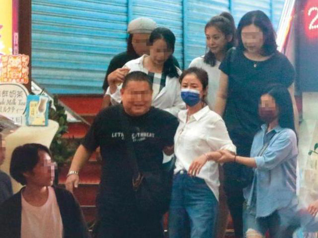Giữa nghi vấn ly hôn, Lâm Tâm Như lại bị soi ra hàng loạt biểu hiện lạ: Không chụp hình chung với Hoắc Kiến Hoa, vô tư ôm người đàn ông khác - 6 Giữa nghi vấn ly hôn, Lâm Tâm Như lại bị soi ra hàng loạt biểu hiện lạ: Không chụp hình chung với Hoắc Kiến Hoa, vô tư ôm người đàn ông khác - 6