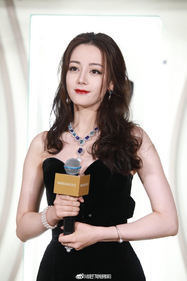 Địch Lệ Nhiệt Ba gây bão Weibo với loạt khoảnh khắc đẹp 'ná thở' trong sự kiện thời trang nhưng nhan sắc thật liệu có được như lời đồn? - 14 Địch Lệ Nhiệt Ba gây bão Weibo với loạt khoảnh khắc đẹp 'ná thở' trong sự kiện thời trang nhưng nhan sắc thật liệu có được như lời đồn? - 14