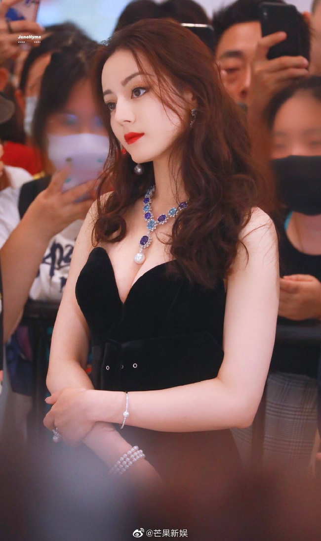 Địch Lệ Nhiệt Ba gây bão Weibo với loạt khoảnh khắc đẹp 'ná thở' trong sự kiện thời trang nhưng nhan sắc thật liệu có được như lời đồn? - 12 Địch Lệ Nhiệt Ba gây bão Weibo với loạt khoảnh khắc đẹp 'ná thở' trong sự kiện thời trang nhưng nhan sắc thật liệu có được như lời đồn? - 12