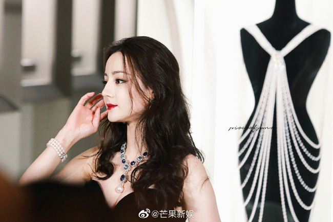 Địch Lệ Nhiệt Ba gây bão Weibo với loạt khoảnh khắc đẹp 'ná thở' trong sự kiện thời trang nhưng nhan sắc thật liệu có được như lời đồn? - 16 Địch Lệ Nhiệt Ba gây bão Weibo với loạt khoảnh khắc đẹp 'ná thở' trong sự kiện thời trang nhưng nhan sắc thật liệu có được như lời đồn? - 16