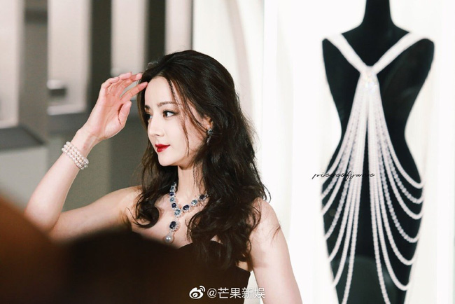 Địch Lệ Nhiệt Ba gây bão Weibo với loạt khoảnh khắc đẹp 'ná thở' trong sự kiện thời trang nhưng nhan sắc thật liệu có được như lời đồn? - 17 Địch Lệ Nhiệt Ba gây bão Weibo với loạt khoảnh khắc đẹp 'ná thở' trong sự kiện thời trang nhưng nhan sắc thật liệu có được như lời đồn? - 17