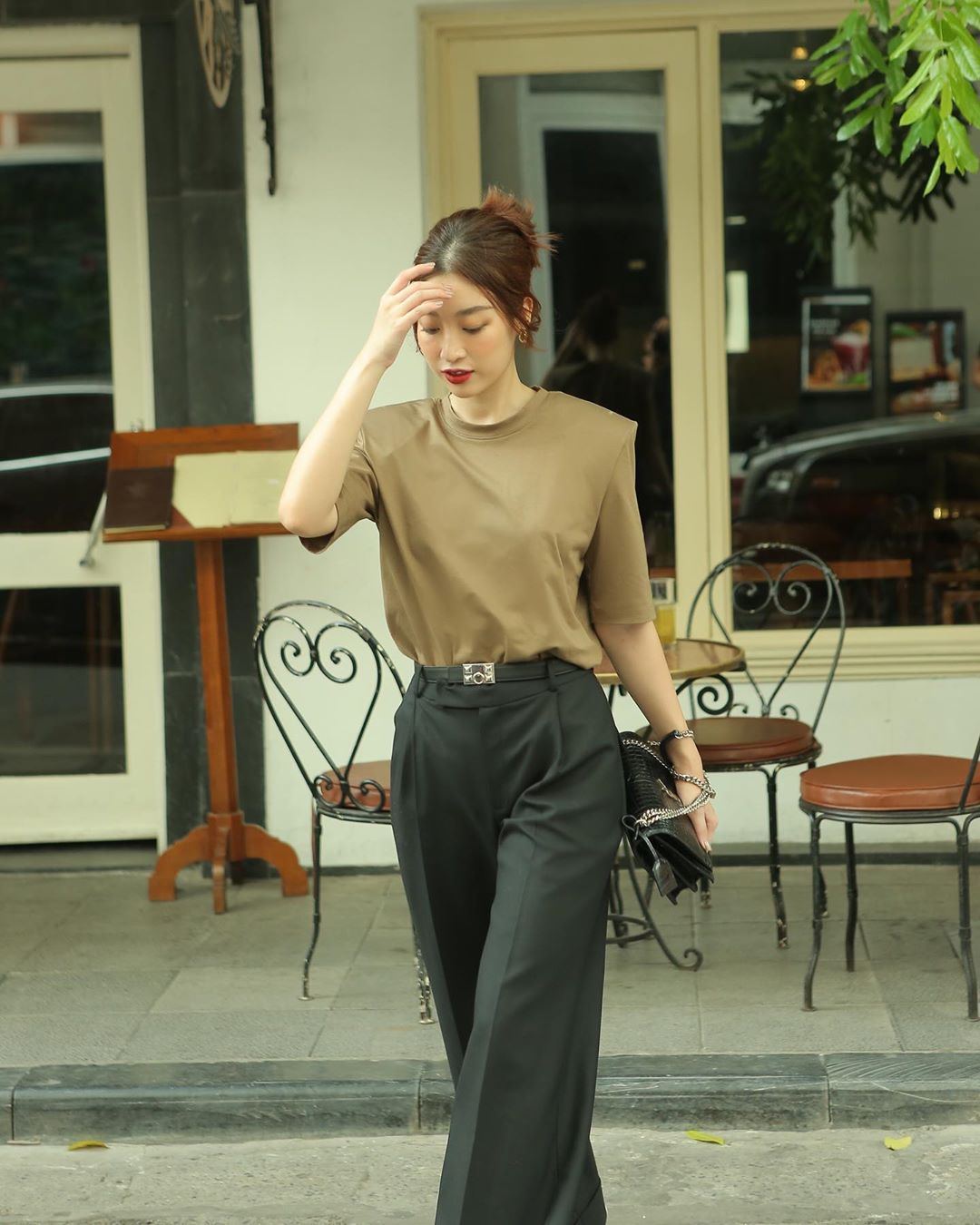 Tưởng là cầu kỳ lắm, mỹ nhân Việt cứ si mê quanh quẩn 4 mẫu quần dài sau đây thôi Tưởng là cầu kỳ lắm, mỹ nhân Việt cứ si mê quanh quẩn 4 mẫu quần dài sau đây thôi