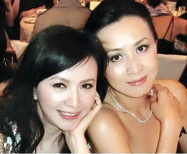 Những mối quan hệ kỳ lạ trong Cbiz: Châu Tấn thân thiết trên mức tình bạn với con gái 'tình địch cũ', Hoắc Kiến Hoa thoải mái đi chơi cùng người yêu cũ của vợ - 2 Những mối quan hệ kỳ lạ trong Cbiz: Châu Tấn thân thiết trên mức tình bạn với con gái 'tình địch cũ', Hoắc Kiến Hoa thoải mái đi chơi cùng người yêu cũ của vợ - 2