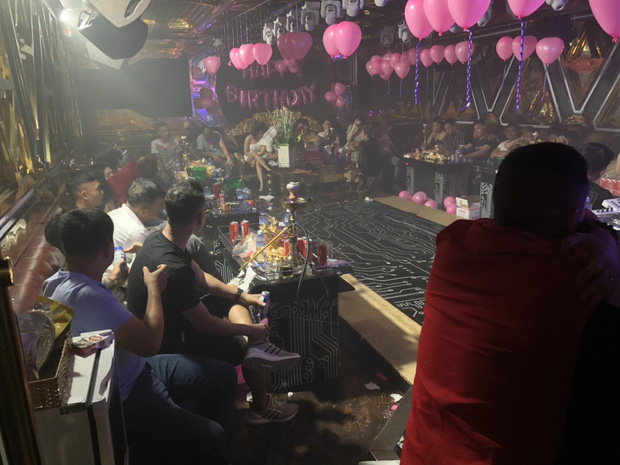 Đột kích vào quán karaoke ở Sài Gòn phát hiện 87 dân chơi dương tính với chất ma tuý - 2 Đột kích vào quán karaoke ở Sài Gòn phát hiện 87 dân chơi dương tính với chất ma tuý - 2