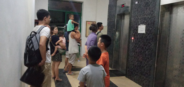 Cháy ở chung cư lúc nửa đêm, chuông báo cháy không kêu, cư dân hốt hoảng - 3 Cháy ở chung cư lúc nửa đêm, chuông báo cháy không kêu, cư dân hốt hoảng - 3