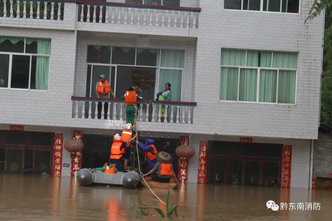 Những hình ảnh đáng sợ về cơn 'đại hồng thủy' ở miền Nam Trung Quốc gây ra bởi những cơn mưa dai dẳng kéo dài hơn 30 ngày - 14 Những hình ảnh đáng sợ về cơn 'đại hồng thủy' ở miền Nam Trung Quốc gây ra bởi những cơn mưa dai dẳng kéo dài hơn 30 ngày - 14