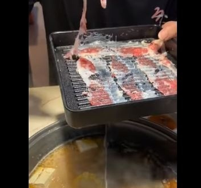 Một nhà hàng lẩu phục vụ miếng thịt 'tàng hình' gây xôn xao MXH: Khách vừa ăn vừa… nín thở vì sợ gió thổi bay mất! - 1 Một nhà hàng lẩu phục vụ miếng thịt 'tàng hình' gây xôn xao MXH: Khách vừa ăn vừa… nín thở vì sợ gió thổi bay mất! - 1