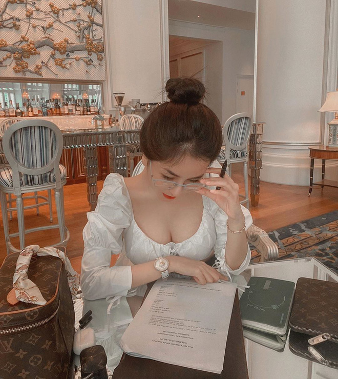 Khi bạn đang bận lên mạng tán dóc mỗi ngày, nhiều gái đẹp đã có nhà có xe từ năm 19 tuổi - 11 Khi bạn đang bận lên mạng tán dóc mỗi ngày, nhiều gái đẹp đã có nhà có xe từ năm 19 tuổi - 11
