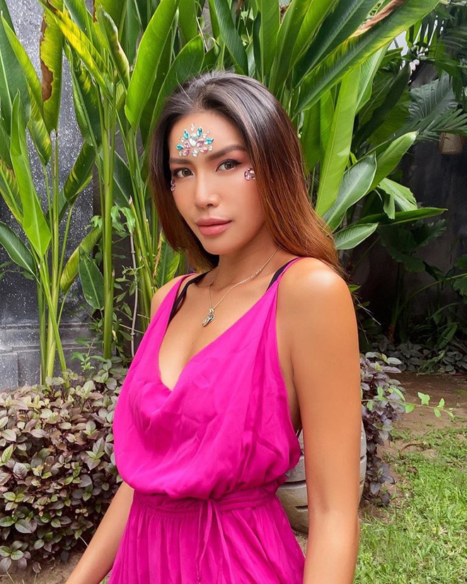 Minh Tú: 'Mong có chuyến bay giải cứu để sớm được về nước' - 1 Minh Tú: 'Mong có chuyến bay giải cứu để sớm được về nước' - 1
