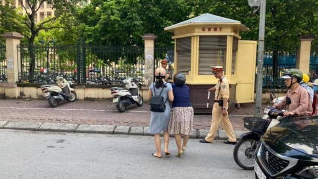 Hà Nội: Xác minh thông tin CSGT kéo ngã hai người phụ nữ đi xe máy Hà Nội: Xác minh thông tin CSGT kéo ngã hai người phụ nữ đi xe máy